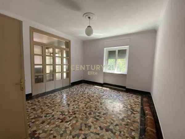 Tirane, jepet me qera ambjent biznesi Kati 1, 192 m² 3.000 € (Rruga Sami Frasheri)