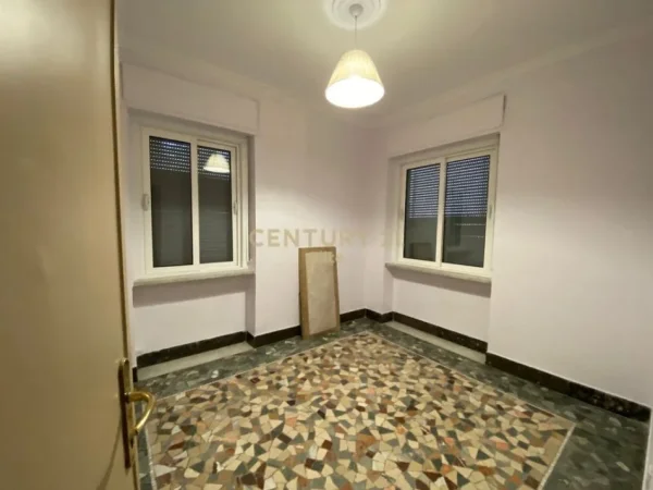 Tirane, jepet me qera ambjent biznesi Kati 1, 192 m² 3.000 € (Rruga Sami Frasheri)