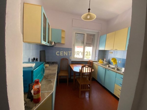 Tirane, jepet me qera ambjent biznesi Kati 1, 192 m² 3.000 € (Rruga Sami Frasheri)