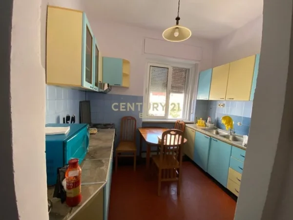 Tirane, jepet me qera ambjent biznesi Kati 1, 192 m² 3.000 € (Rruga Sami Frasheri)