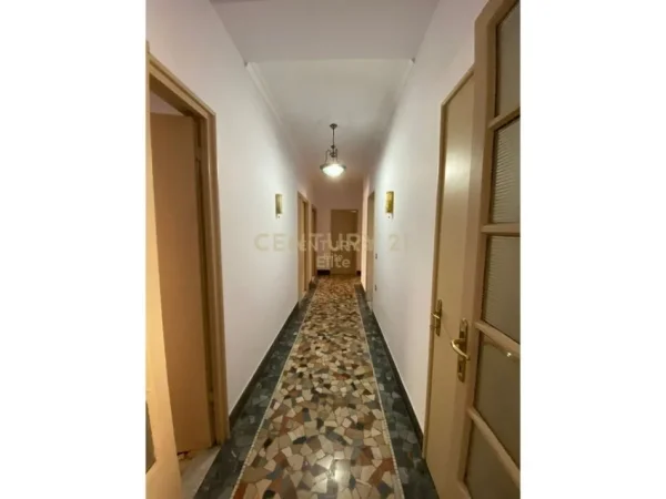 Tirane, jepet me qera ambjent biznesi Kati 1, 192 m² 3.000 € (Rruga Sami Frasheri)