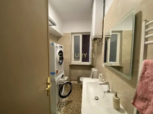 Tirane, jepet me qera ambjent biznesi Kati 1, 192 m² 3.000 € (Rruga Sami Frasheri)