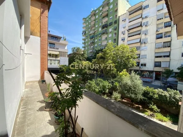Tirane, jepet me qera ambjent biznesi Kati 1, 192 m² 3.000 € (Rruga Sami Frasheri)