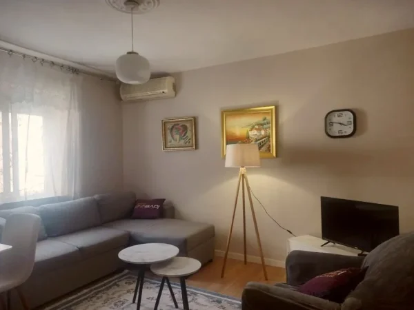 Tirane, jepet me qera apartament 1+1+Ballkon Kati 3, 60 m² 550 € (AMBASADA AMERIKANE)
