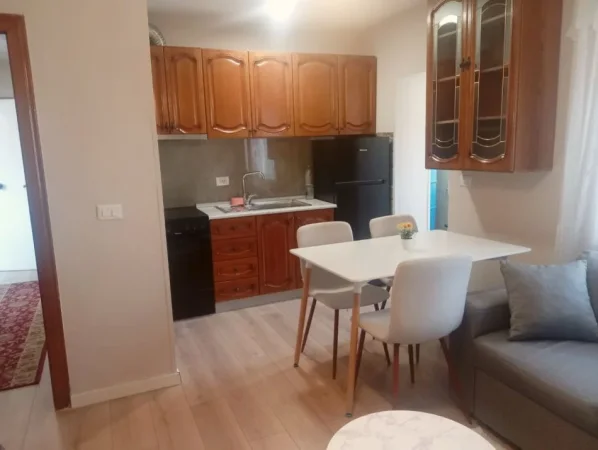 Tirane, jepet me qera apartament 1+1+Ballkon Kati 3, 60 m² 550 € (AMBASADA AMERIKANE)