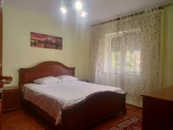 Tirane, jepet me qera apartament 1+1+Ballkon Kati 3, 60 m² 550 € (AMBASADA AMERIKANE)