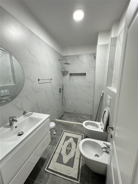 Tirane, jepet me qera apartament 2+1+Ballkon Kati 2, 98 m² 650 € (RRUGA E DIBRES)