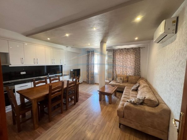 Tirane, jepet me qera apartament 2+1 Kati 4, 105 m² 460 € 