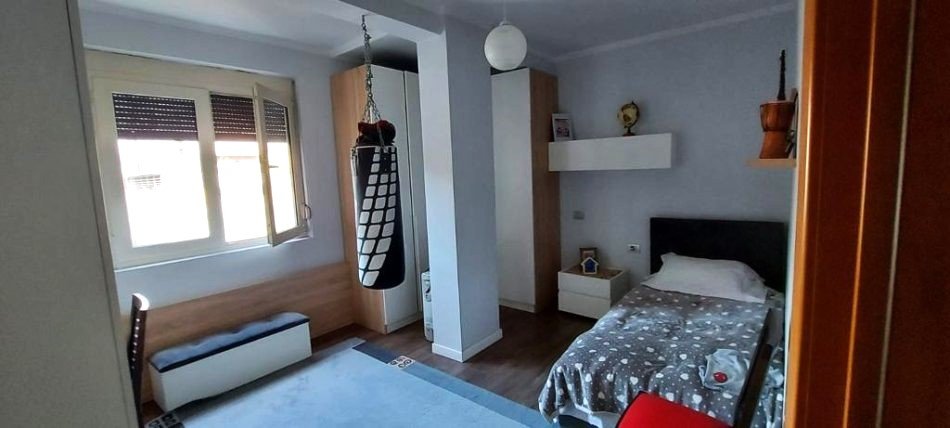 Tirane, jepet me qera apartament 2+1 Kati 3, 100 m² 650 € (Rruga Sulejman Delvina)