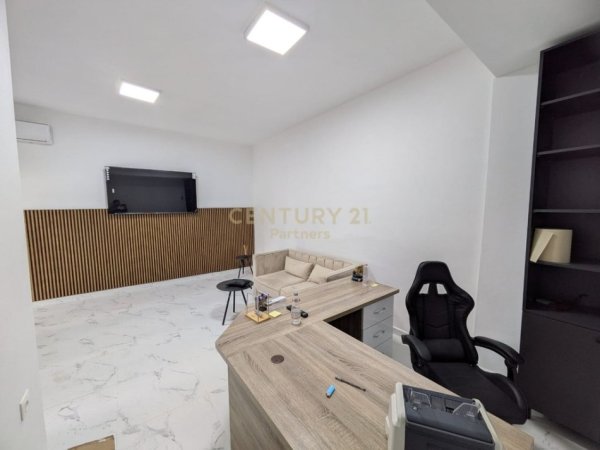 Tirane, jepet me qera ambjent biznesi , 30 m² 400 € 