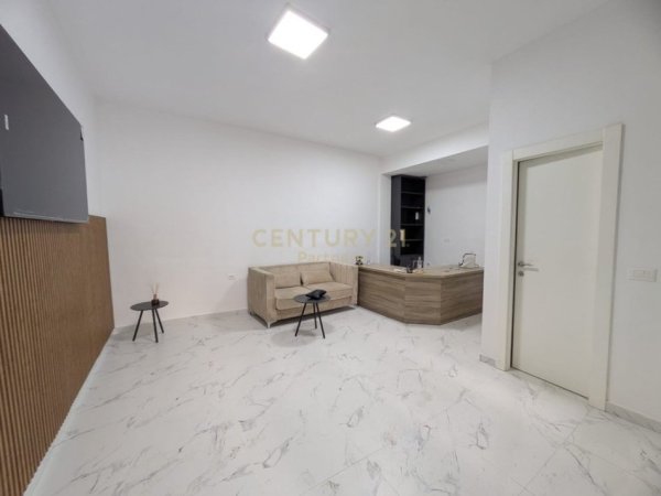 Tirane, jepet me qera ambjent biznesi , 30 m² 400 € 