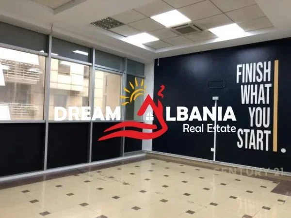 Tirane, jepet me qera ambjent biznesi Kati 2, 100 m² 900 € (Ne qendren Galeria)