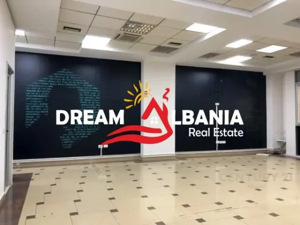 Tirane, jepet me qera ambjent biznesi Kati 2, 100 m² 900 € (Ne qendren Galeria)