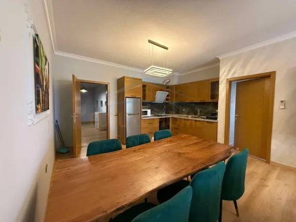 Tirane, jepet me qera apartament 3+1+Ballkon Kati 4, 134 m² 1.200 € (HOTEL RADISON)  UNA52764