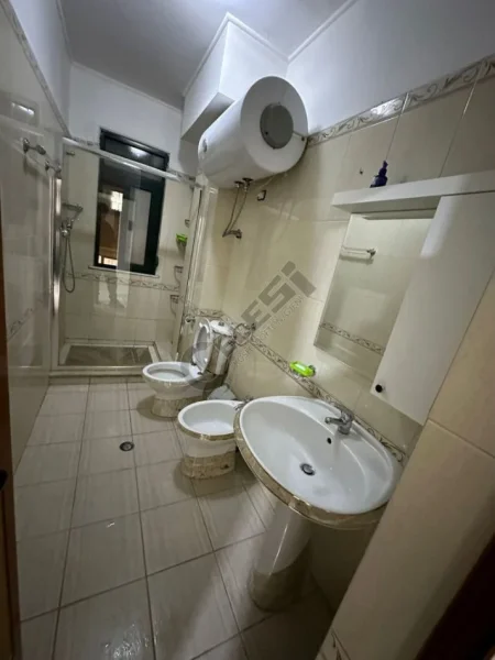 Tirane, jepet me qera apartament 1+1+Ballkon Kati 2, 70 m² 500 € (KOPSHTI ZOOLOGJIK)