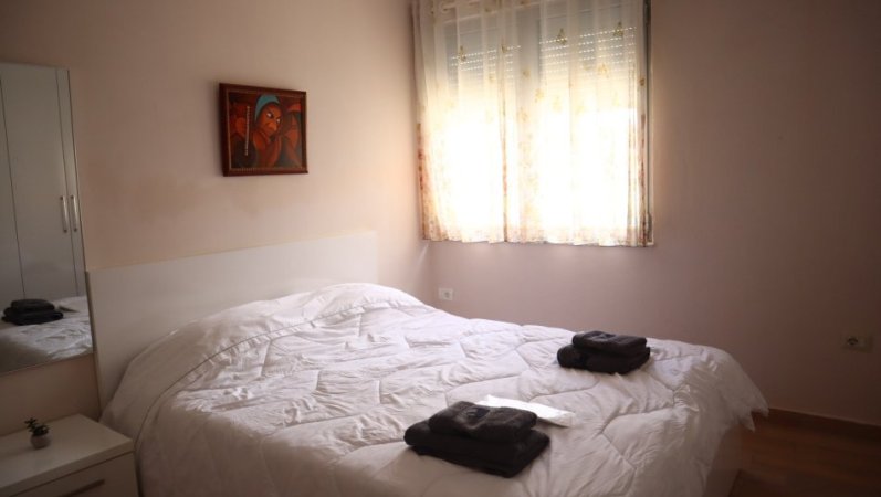 Tirane, jepet me qera apartament 2+1 Kati 2, 70 m² 520 € (Pranë Shkollës Medresesë)
