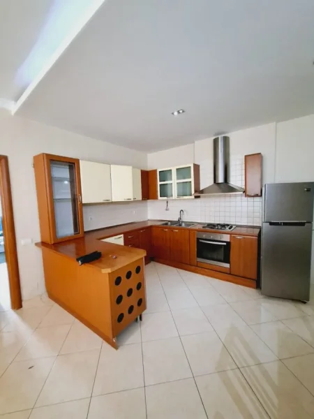 Tirane, jepet me qera apartament 2+1 Kati 4, 125 m² 570 € (Kopshti Zoologjik)