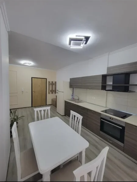 Tirane, jepet me qera apartament 1+1+Ballkon Kati 4, 70 m² 600 € (OXHAKU)