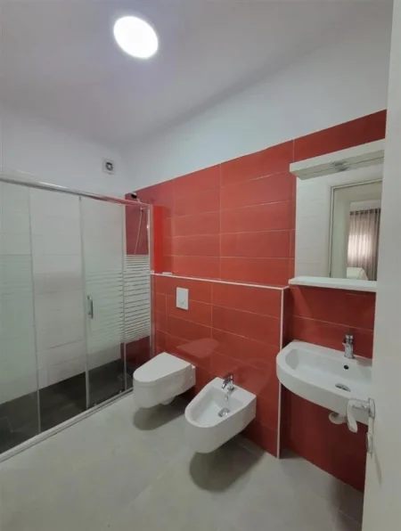 Tirane, jepet me qera apartament 1+1+Ballkon Kati 4, 70 m² 600 € (OXHAKU)