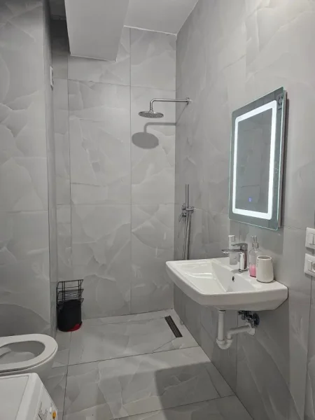 Tirane, jepet me qera apartament 1+1+Ballkon Kati 7, 60 m² 400 € (ali demi)