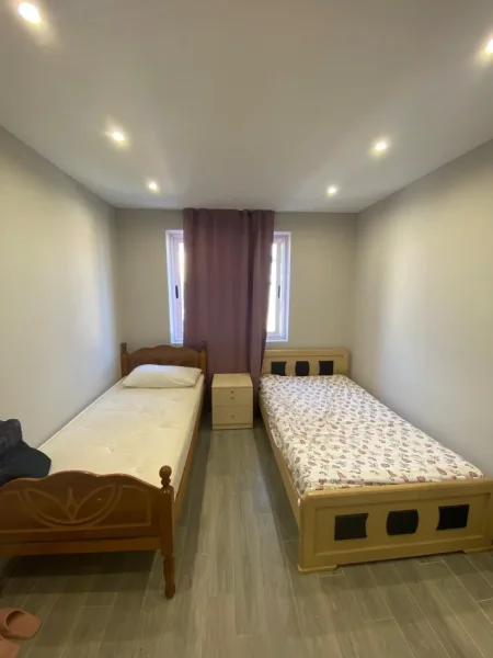 Tirane, jepet me qera apartament 2+1 Kati 3, 450 € (Oxhaku)