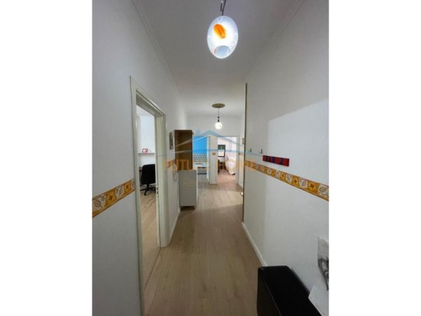 Tirane, jepet me qera apartament 2+1 Kati 2, 102 m² 600 € (pranë Fondacionit &quot;Eleonora&quot; Kodra e Diellit.)