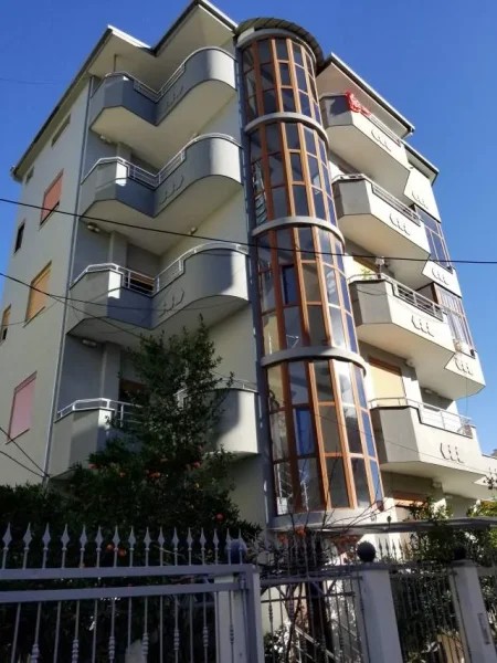 Vile 6 katëshe me garazh dhe papafingo, 730.000 Euro (Selitë)