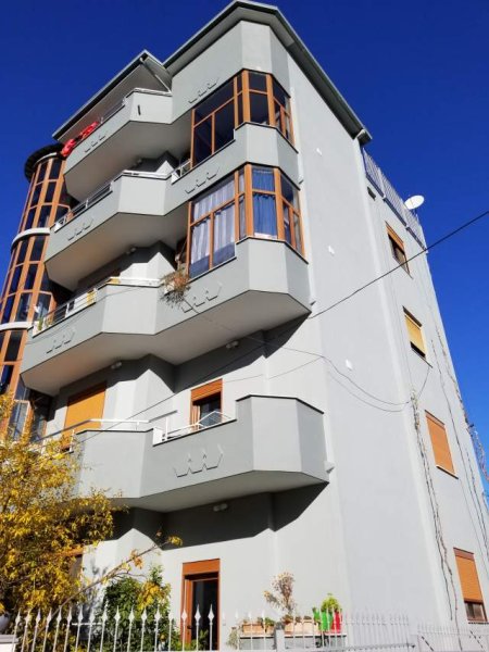 Vile 4 katëshe+papafingo+garazh me çertifikatë pronësie, 730.000 Euro (Selitë)