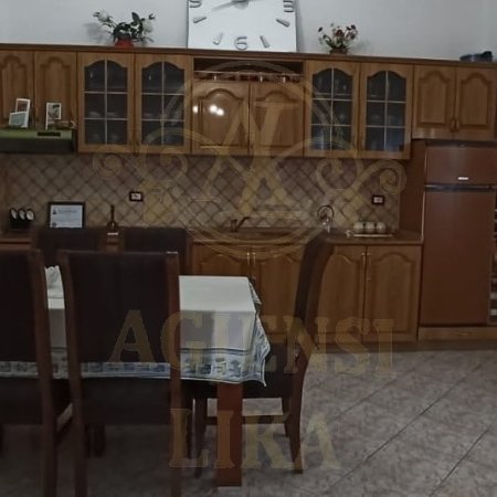 Durres, shes shtepi 212 m² 130.000 Euro (Shkallnur)