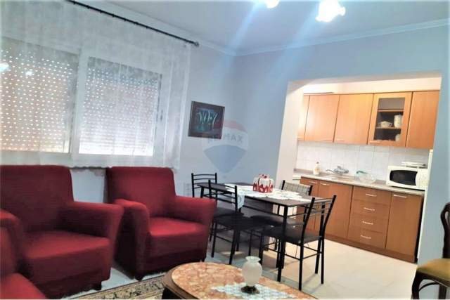 Tirane, jepet me qera apartament 2+1 Kati 4, 95 m² 450 Euro (bllok)