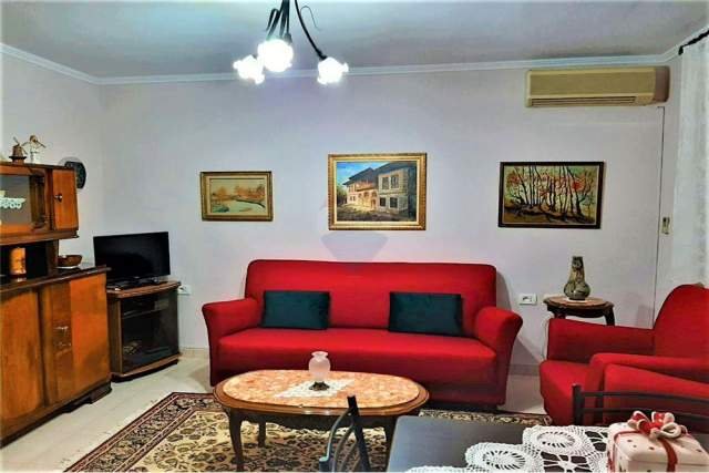 Tirane, jepet me qera apartament 2+1 Kati 4, 95 m² 450 Euro (bllok)