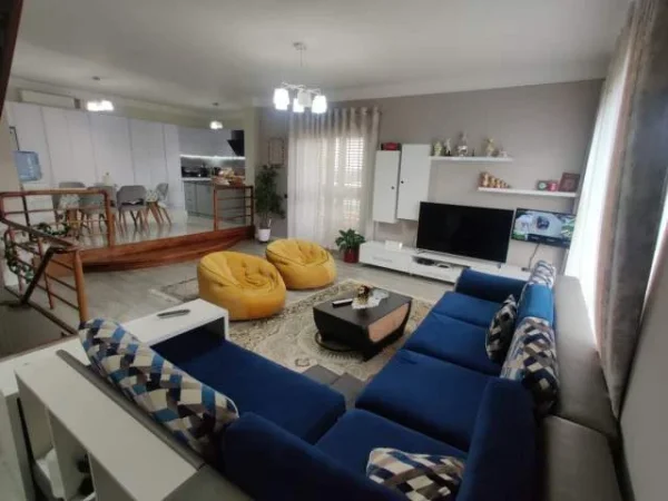 Tirane, jap me qera Vile 2 Katshe 250 m² 2.000 Euro (Sauk)