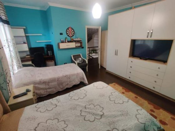 Tirane, jap me qera Vile 2 Katshe 250 m² 2.000 Euro (Sauk)