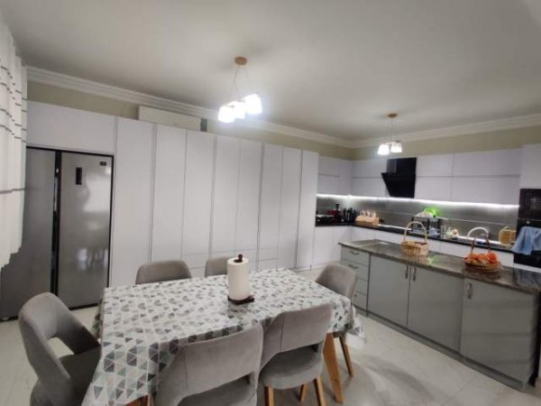 Tirane, jap me qera Vile 2 Katshe 250 m² 2.000 Euro (Sauk)