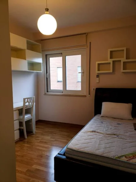 Tirane, jepet me qera apartament 2+1+BLK Kati 5, 110 m² 700 Euro (Liqeni i Thate)