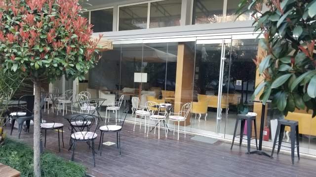 Tirane, jap me qera bar-resorant 365 m² 3.500 Euro (Bllok)