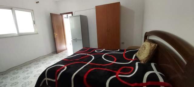 Tirane, jepet me qera garsonier 1+1 Kati 0, 35 m² 180 Euro (vedut dekollari)