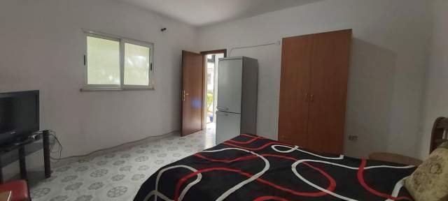 Tirane, jepet me qera garsonier 1+1 Kati 0, 35 m² 180 Euro (vedut dekollari)