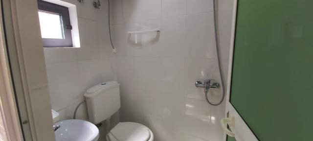 Tirane, jepet me qera garsonier 1+1 Kati 0, 35 m² 180 Euro (vedut dekollari)