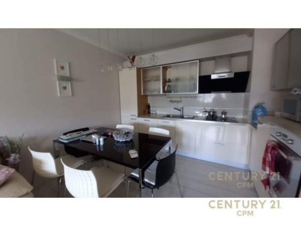 Tirane, jepet me qera apartament 1+1+BLK Kati 10, 92 m² 550 Euro (Prane Petro Ninit)