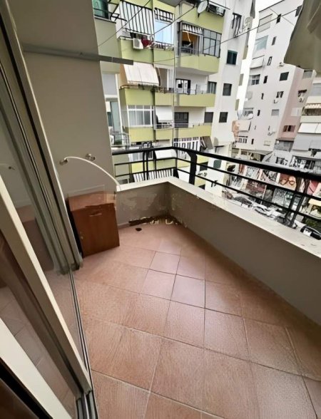 Tirane, jepet me qera apartament 1+1 Kati 5, 450 Euro (Komuna e Parisit)