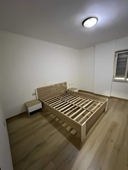 Tirane, jepet me qera apartament 1+1 Kati 5, 450 Euro (Komuna e Parisit)