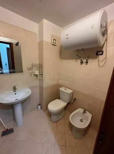 Tirane, jepet me qera apartament 1+1 Kati 5, 450 Euro (Komuna e Parisit)