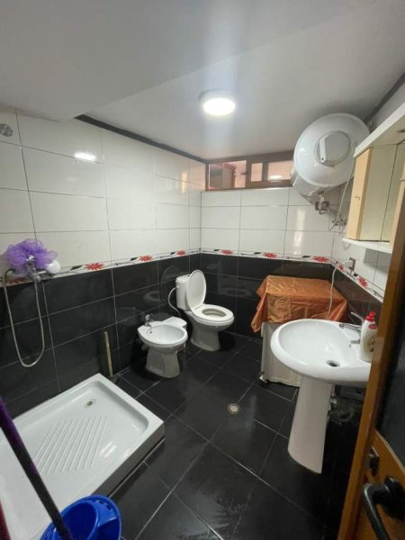 Tirane, jepet me qera apartament 2+1+BLK Kati 2, 116 m² 330 Euro (rruga Hoxha Tahsim)