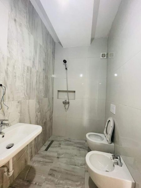 Tirane, jepet me qera Kati 9, 120 m² 400 Euro (Jordan Misja, Kompleksi Marga)