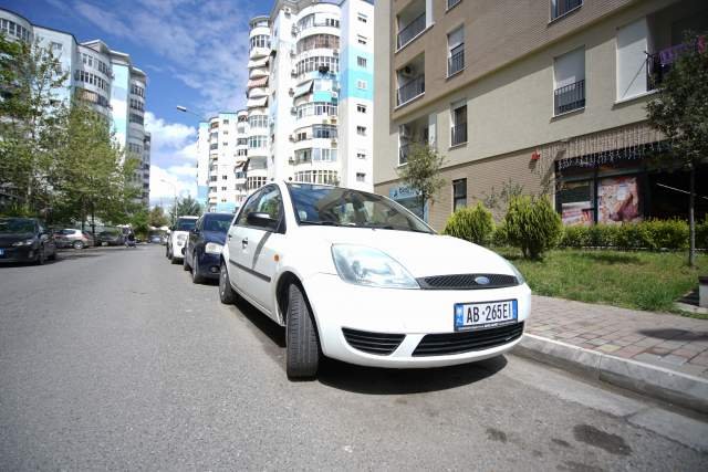 Tirane, shes makine Ford Fiesta Viti 2003, 2.000 Euro