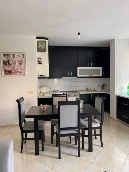 Tirane, jepet me qera apartament 2+1+BLK Kati 2, 110 m² 400 Euro (Sheshi Leonora (Komun Parisi))