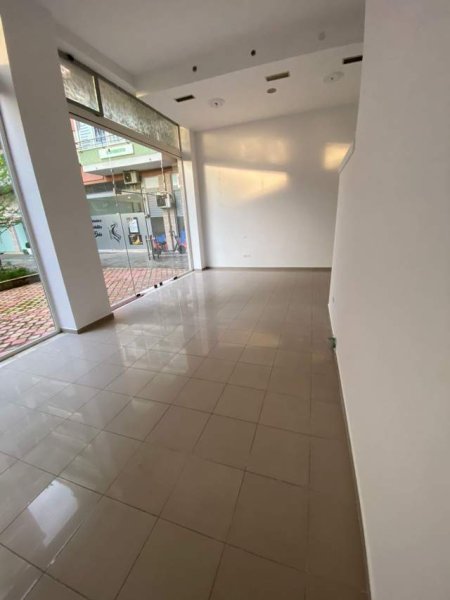 Tirane, jepet me qera ambjent biznesi Kati 0, 47 m² 50.000 Leke (Don Bosko)