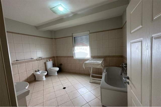 Tirane, jepet me qera apartament 3+1+A+BLK Kati 1, 149 m² 450 Euro (Sanatarium)
