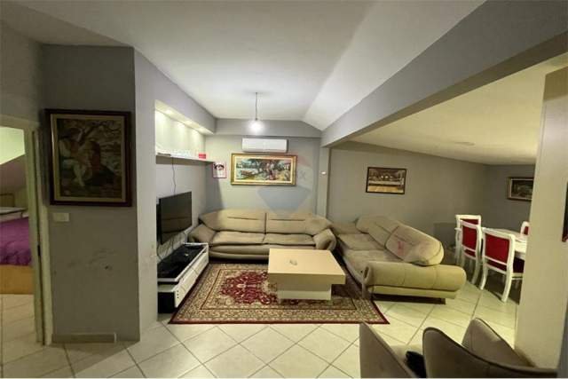 Tirane, jepet me qera apartament 2+1+A Kati 3, 80 m² 300 Euro (Prane Ministrise se Mbrojtjes,shkolla e Bashkuar)